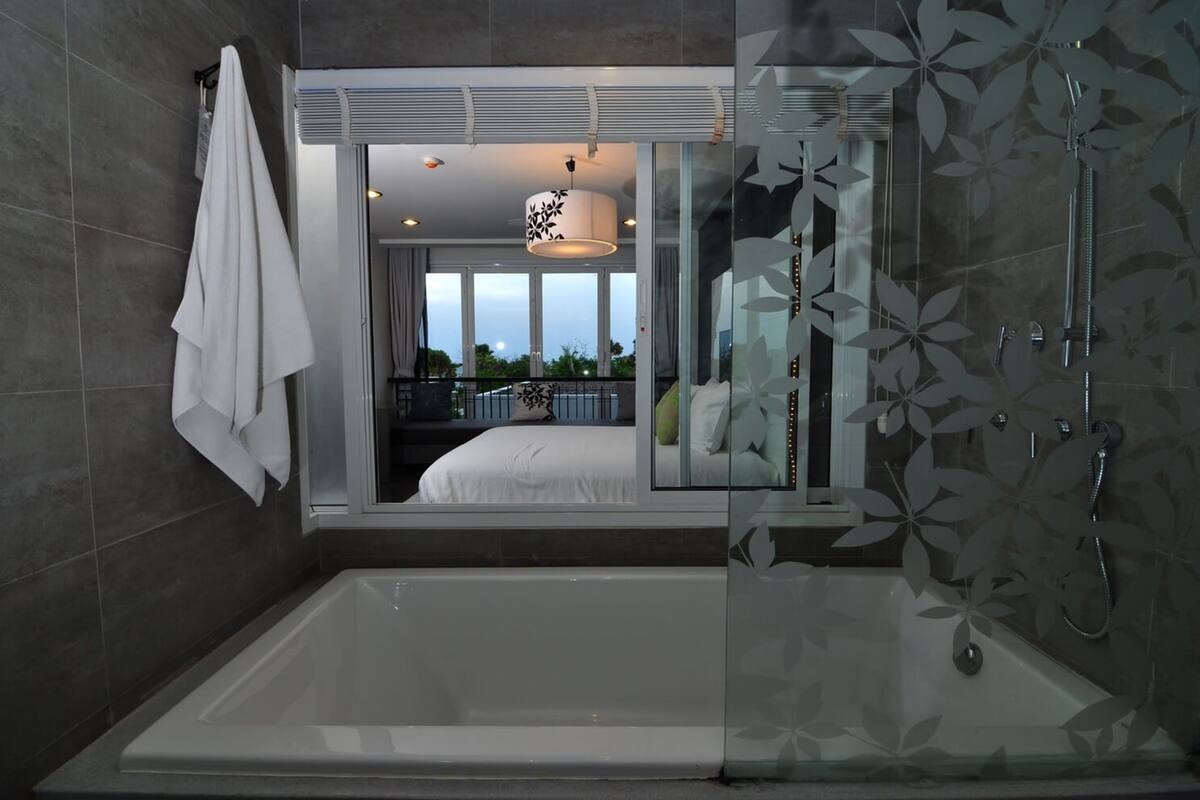Sea View (Partial) | Bộ đồ giường cao cấp, minibar, két bảo mật tại phòng, bàn 