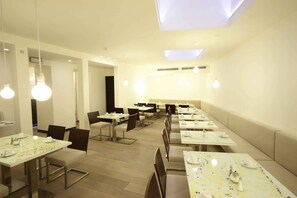 供应早餐和晚餐