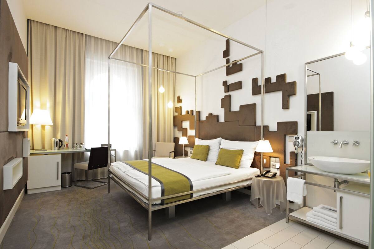 Executive Double or Twin Room | In-room safe, desk, laptop workspace, blackout drapes