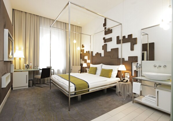 Habitación ejecutiva con 1 cama matrimonial o 2 individuales | Caja de seguridad en la habitación, muebles diferentes y escritorio 