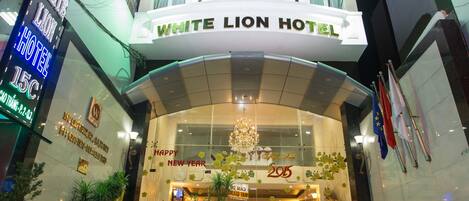 Fachada da propriedade à noite