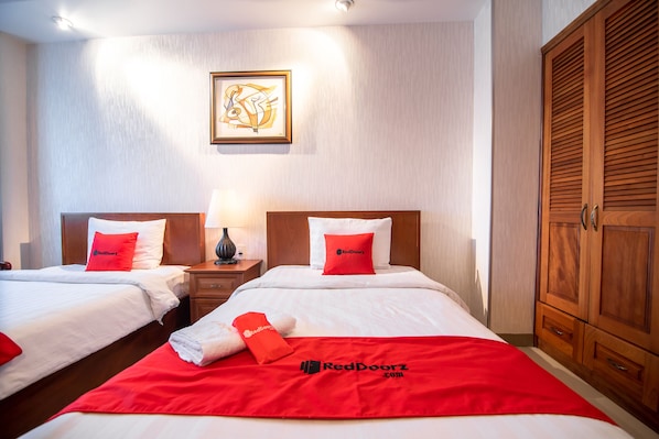 Deluxe Room, 1 Double or 2 Twin Beds | Minibar, in-room safe, desk, rollaway beds