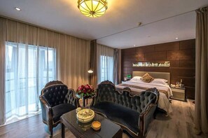 Suite | Down comforters, memory foam beds, in-room safe, individually decorated - Kingtown Riverside Hotel Plaza Shanghai (Shanghai)