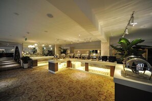 早餐，供應午餐和晚餐