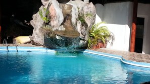 Outdoor pool, sun loungers - La Delphina B&B Bar and Grill Hotel (La Ceiba)