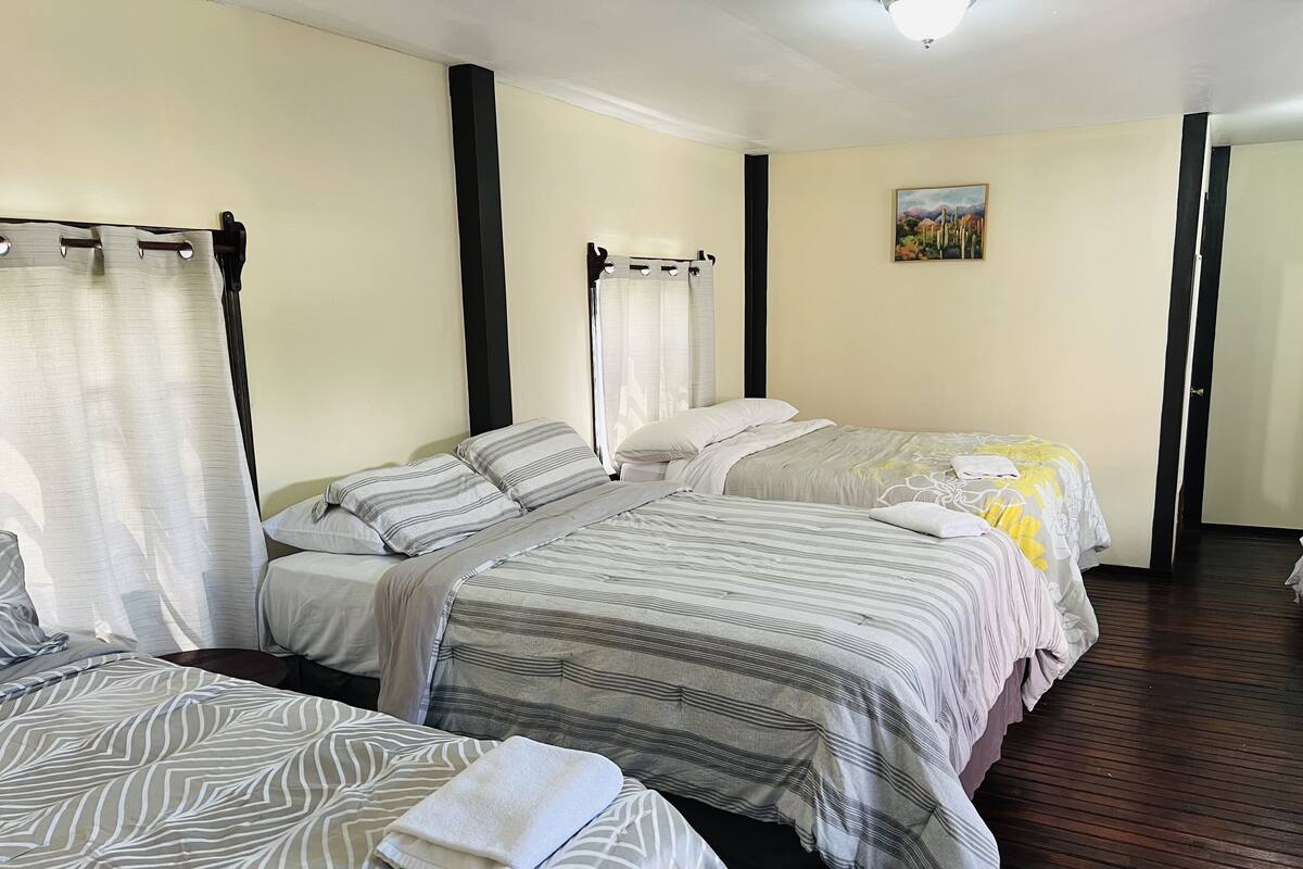 Family Room | Peralatan tempat tidur premium, gebar bulu kapas, katil Tempur-Pedic 