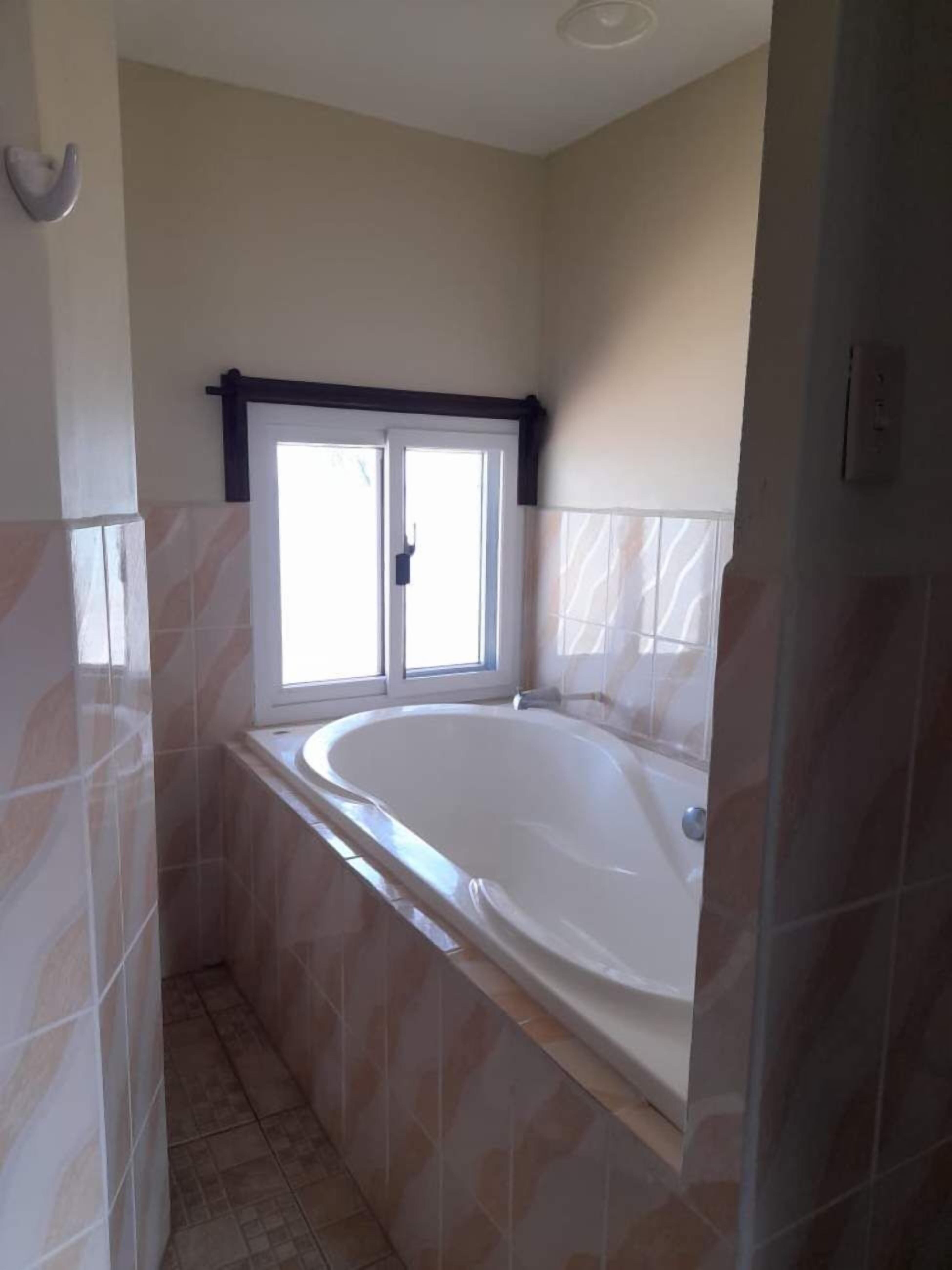 deluxe room | bathroom