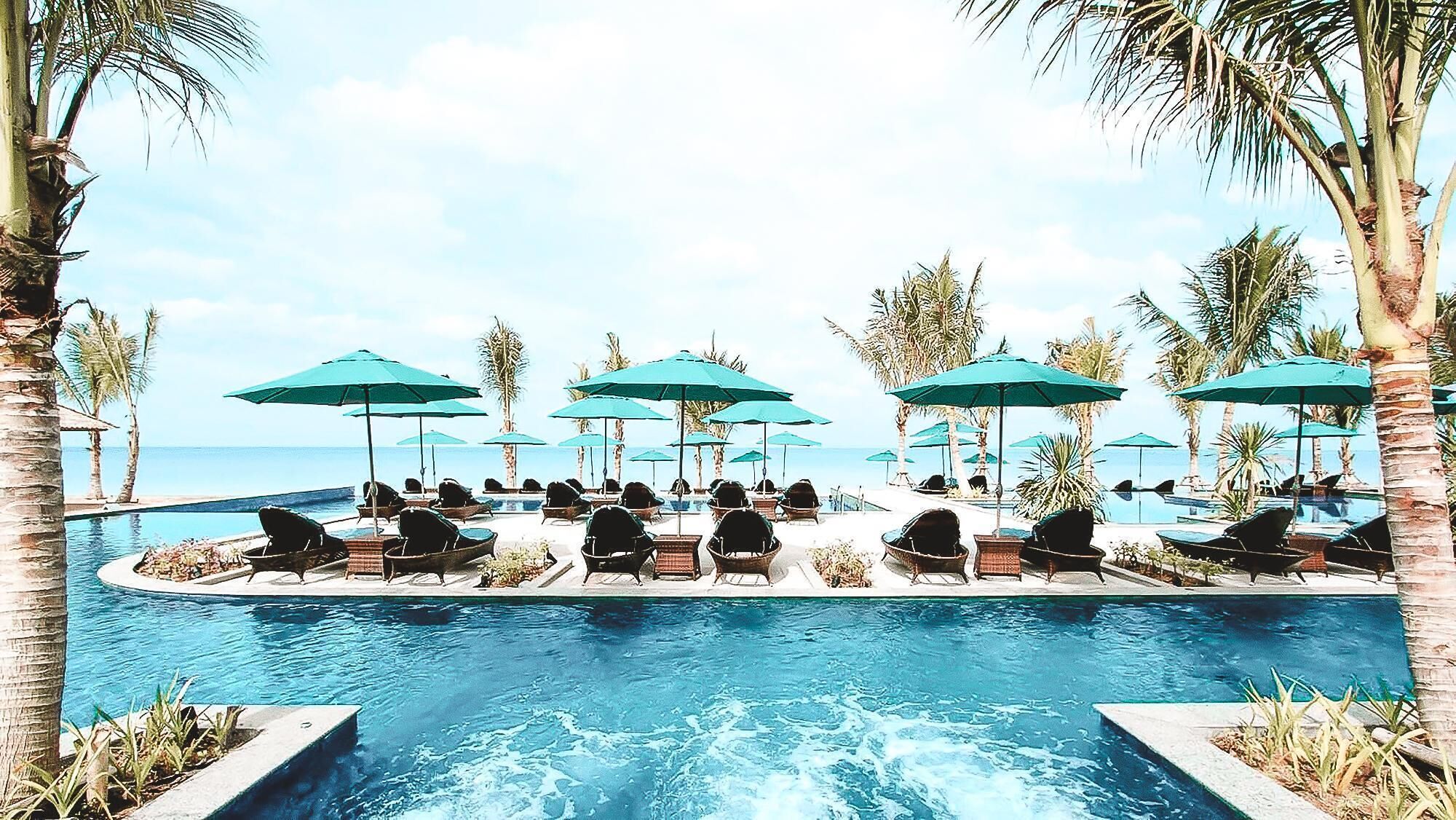 สระว่ายน้ำกลางแจ้ง, ร่มริมสระว่ายน้ำ, เก้าอี้อาบแดดริมสระ