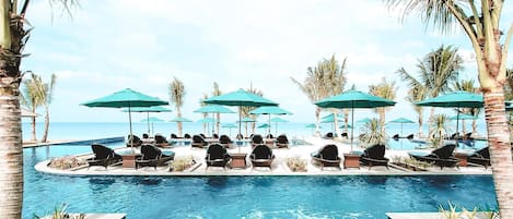 Hồ bơi ngoài trời, dù/ô trên bãi biển/hồ bơi, ghế dài tắm nắng