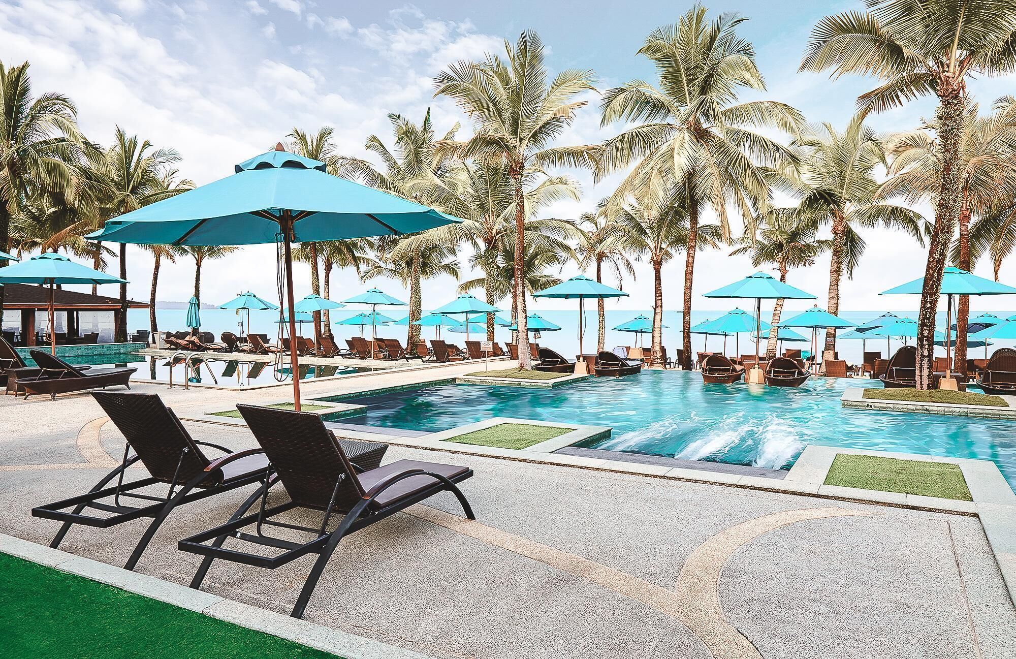 室外游泳池，池畔遮阳伞，日光浴躺椅