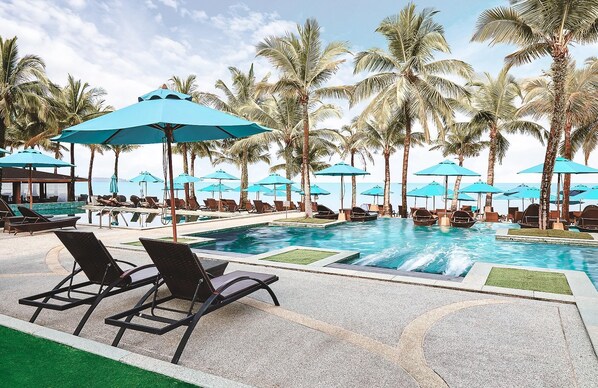 Außenpool, Sonnenschirme, Liegestühle