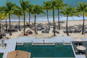 Piscine extérieure, parasols de plage, chaises longues