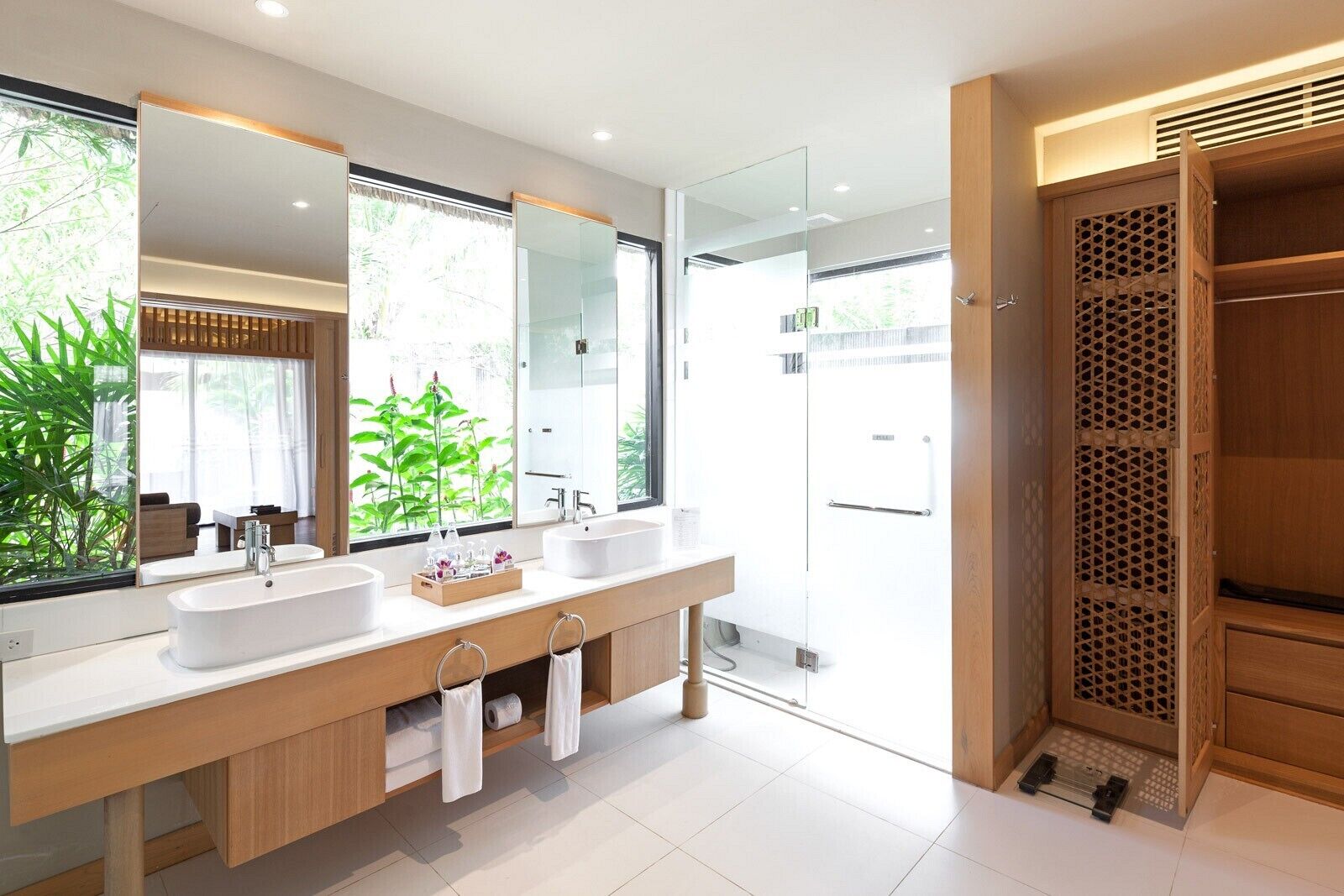 shower, rainfall showerhead, free toiletries, hair dryer