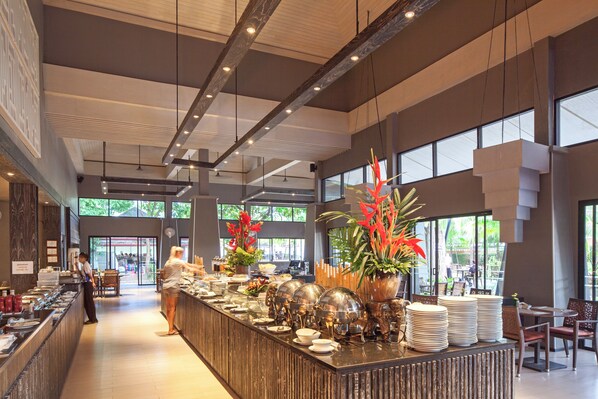 Daily continental breakfast (THB 800 per person)