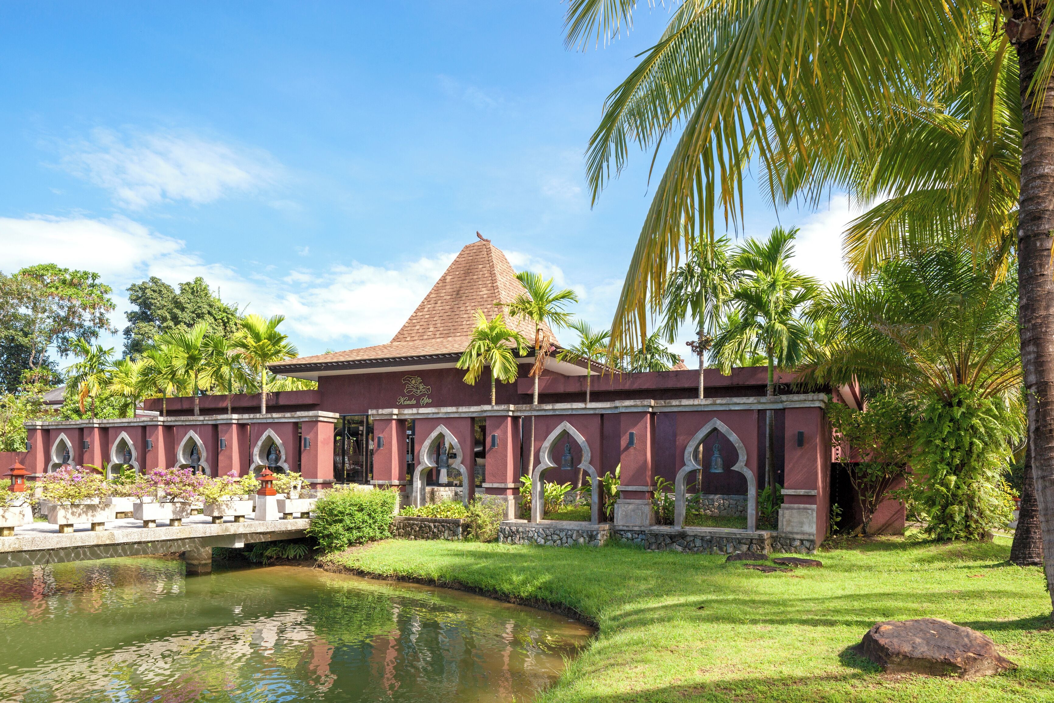 body treatments, aromatherapy, thai massages, body scrubs, facials