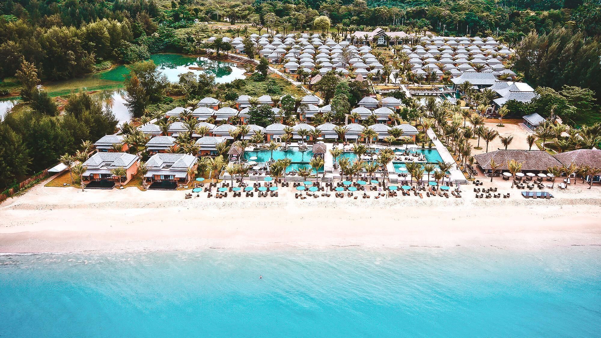 En la playa, camastros, sombrillas y bar en la playa 