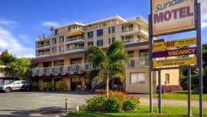 A motel with a sign advertising $89 per night and a vacancy. - Sundale Motel (Southport)