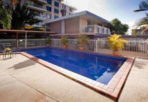Una piscina al aire libre