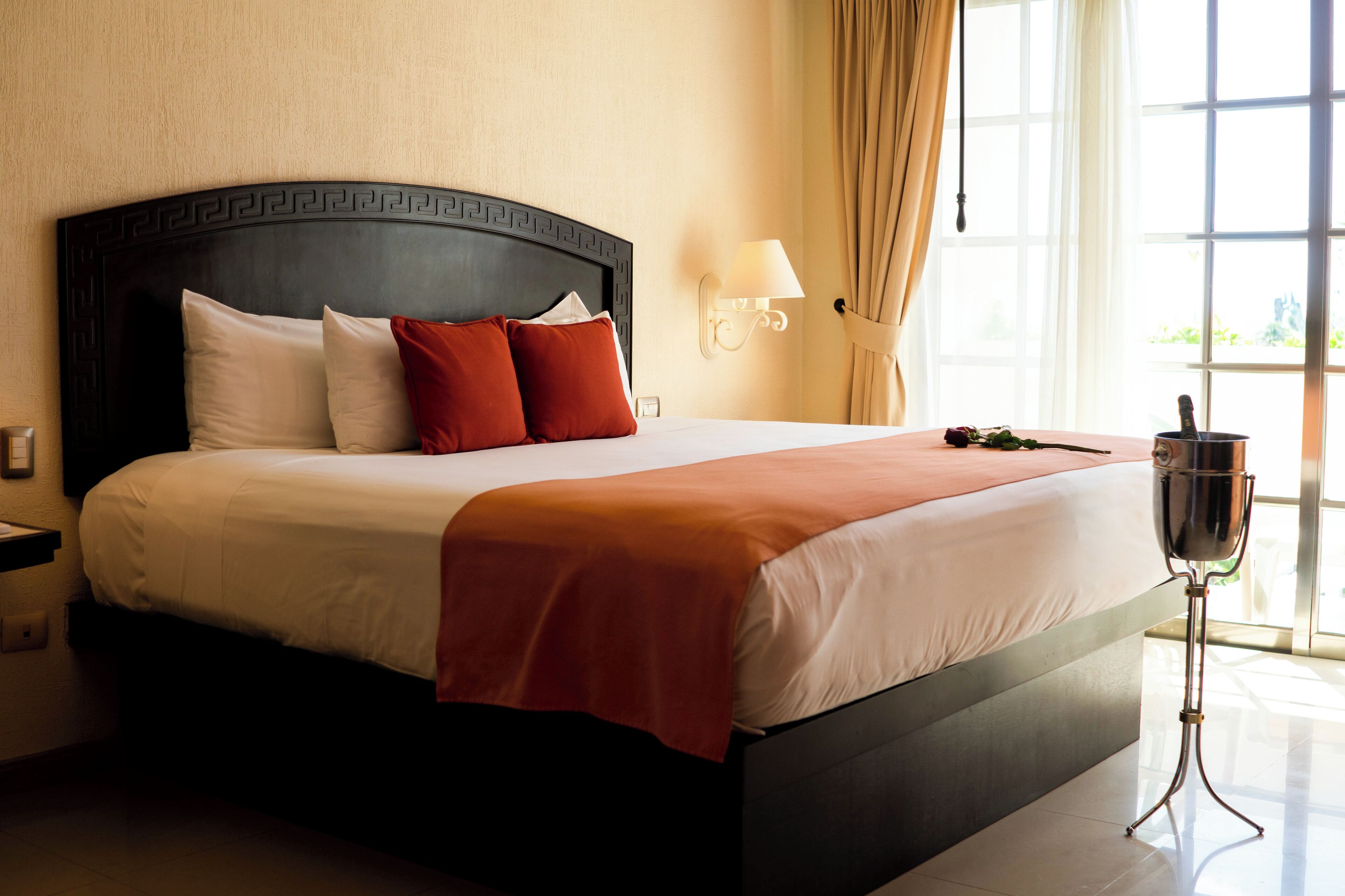 standard room, 1 king bed | 1 bedroom, in-room safe, blackout curtains, iron/ironing board