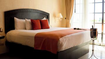 Quarto standard, 1 cama King | Cofres nos quartos, cortinas blackout, ferros/tábuas de passar roupa