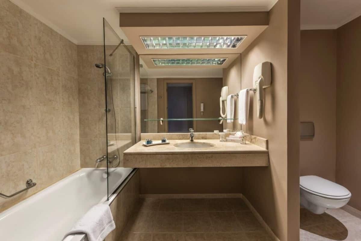 standard room | free minibar, in-room safe, desk, free cots/infant beds