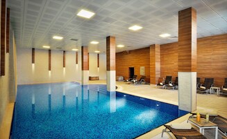 Una piscina cubierta