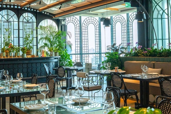 2 restaurants; breakfast, lunch, dinner, and brunch served