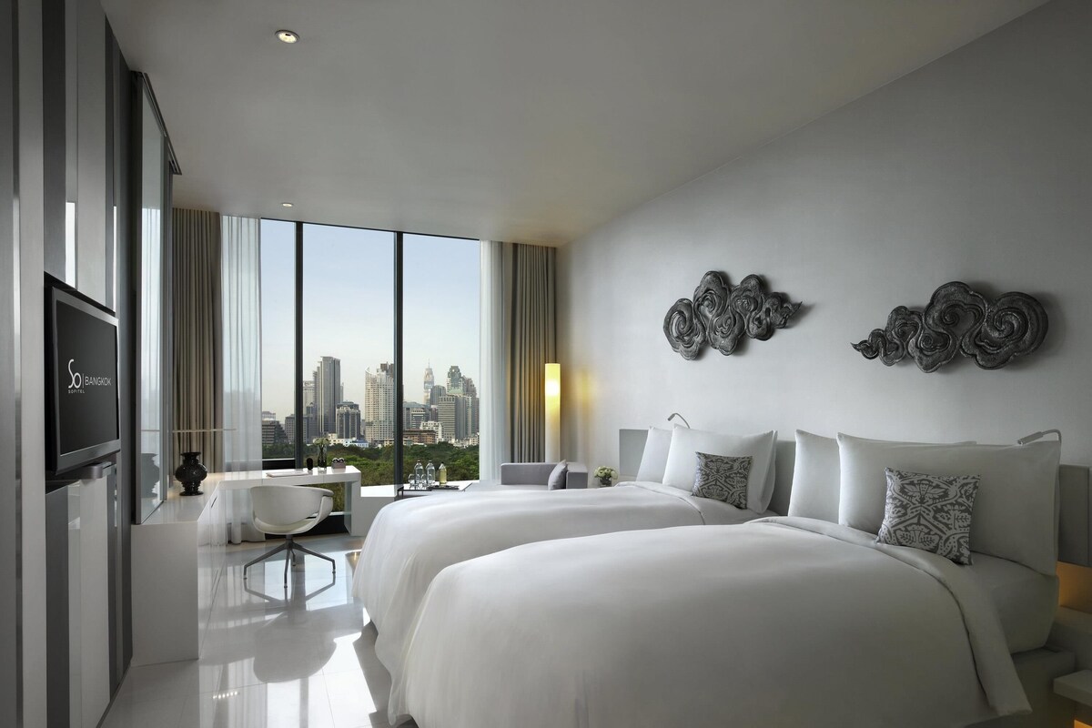 Premium bedding, minibar (free items), in-room safe, desk