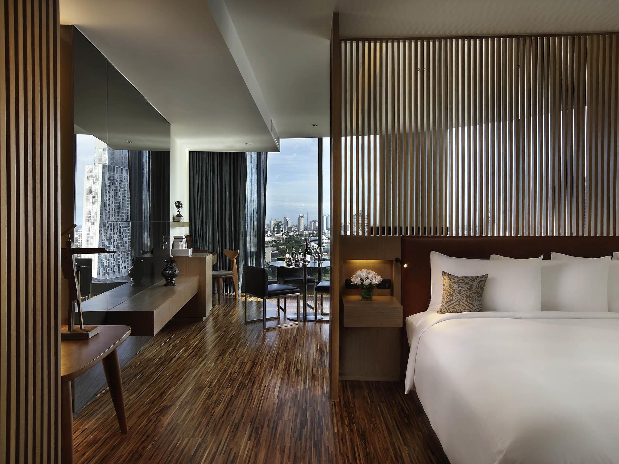 Signature Studio, 1 King Bed, Club Lounge Access (SO) | Premium bedding, minibar (free items), in-room safe, desk