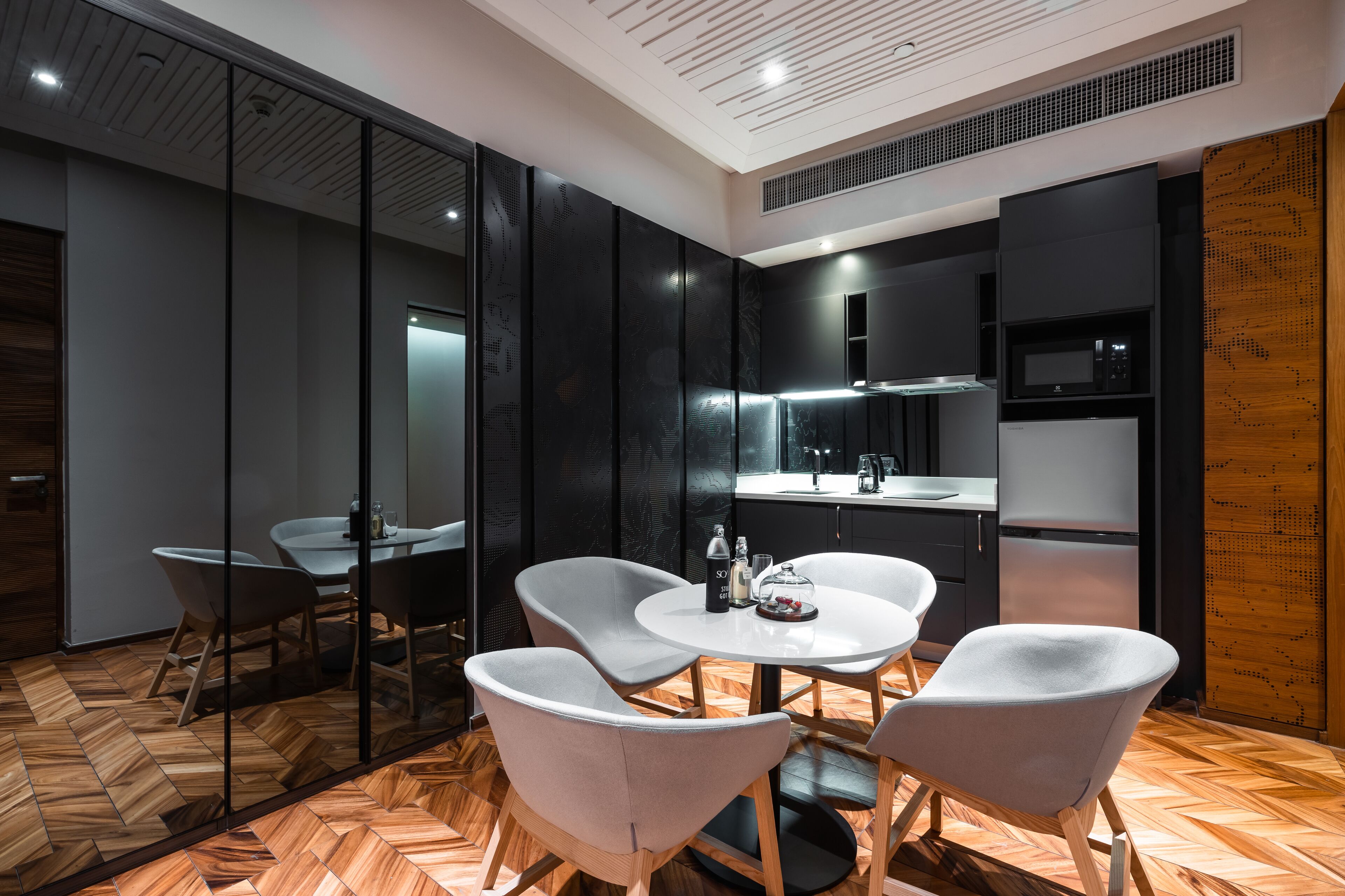 club suite, 1 bedroom (park or city view, club benefits) | living area | 40-inch lcd tv with cable channels, tv, computer