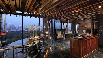 Sauna, hot tub, steam room, body treatments, aromatherapy