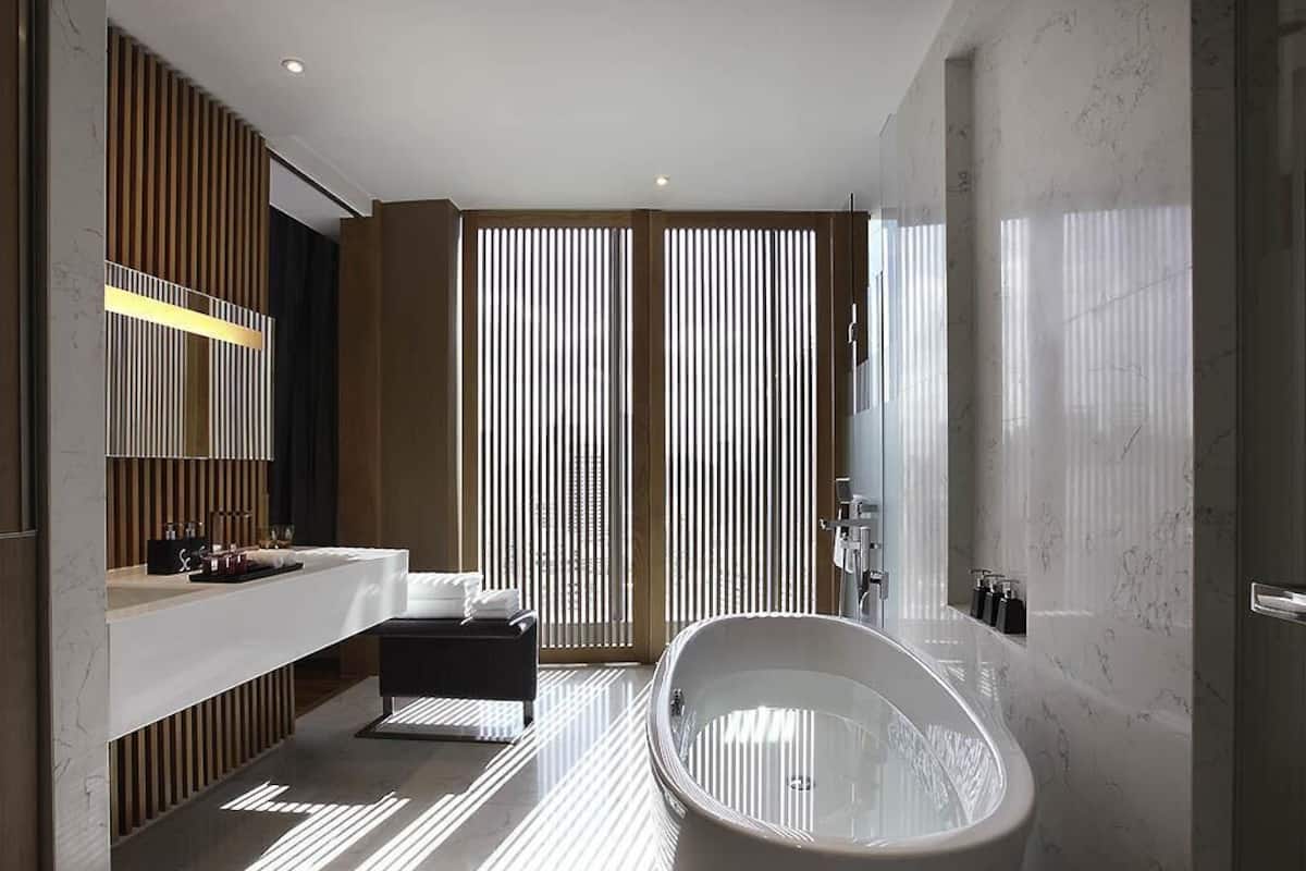Signature Studio, 1 King Bed, Club Lounge Access (SO) | Premium bedding, free minibar, in-room safe, individually decorated