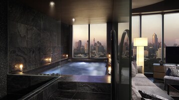 Ropa de cama de alta calidad y minibar con artículos gratuitos 