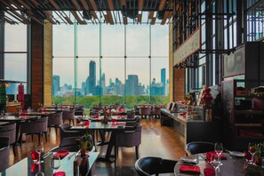 2 restauranter; serverer morgenmad, frokost og internationale retter