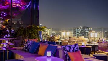 2 bares/lounges, bar na cobertura