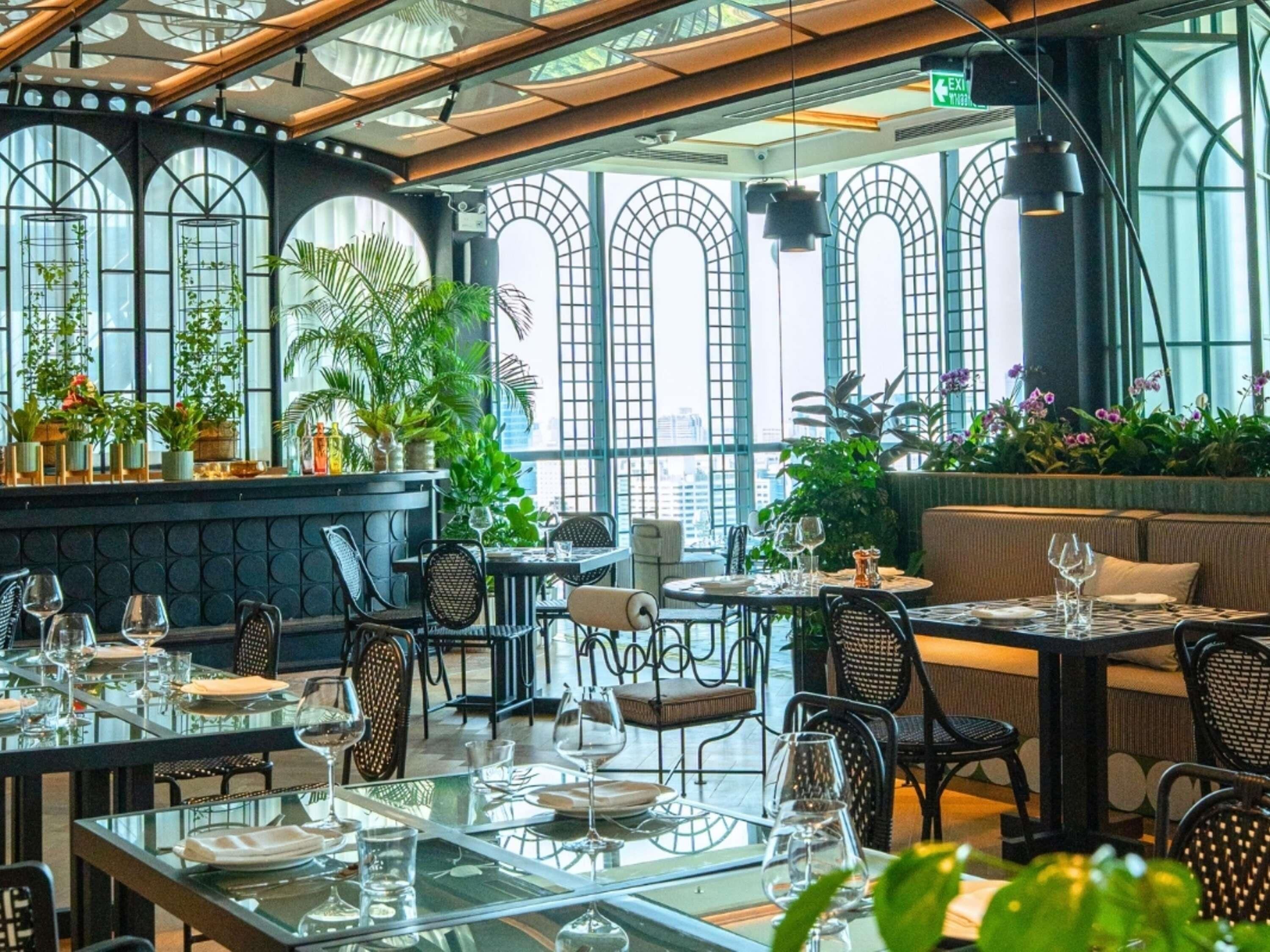 2 restaurants, breakfast, lunch, dinner served; international cuisine 