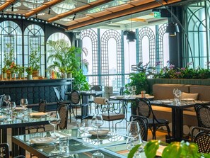 2 间餐厅，供应早餐、午餐和晚餐，国际美食