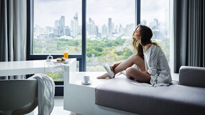 A modern hotel room with a large window offering a city view. - SO/ Bangkok (Bangkok)