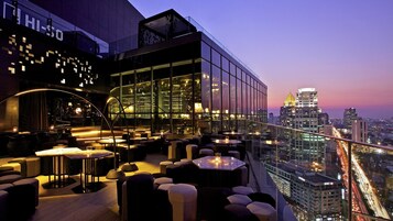 2 bars/lounges, rooftop bar
