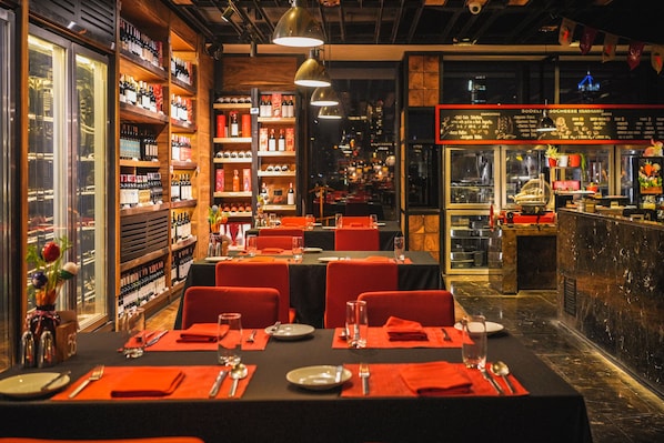 2 restaurants, breakfast, lunch, dinner served; international cuisine