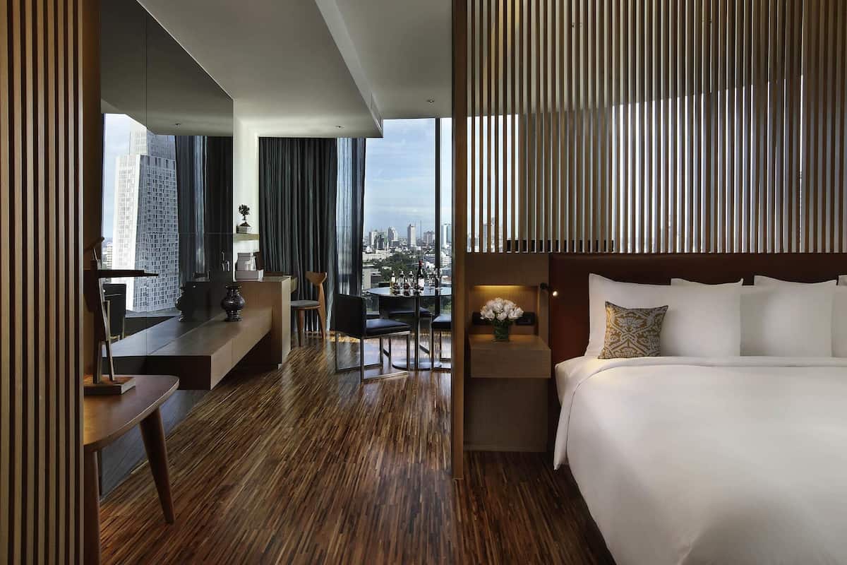 Signature Studio, 1 King Bed, Club Lounge Access (So) | Premium bedding, free minibar, in-room safe, individually decorated