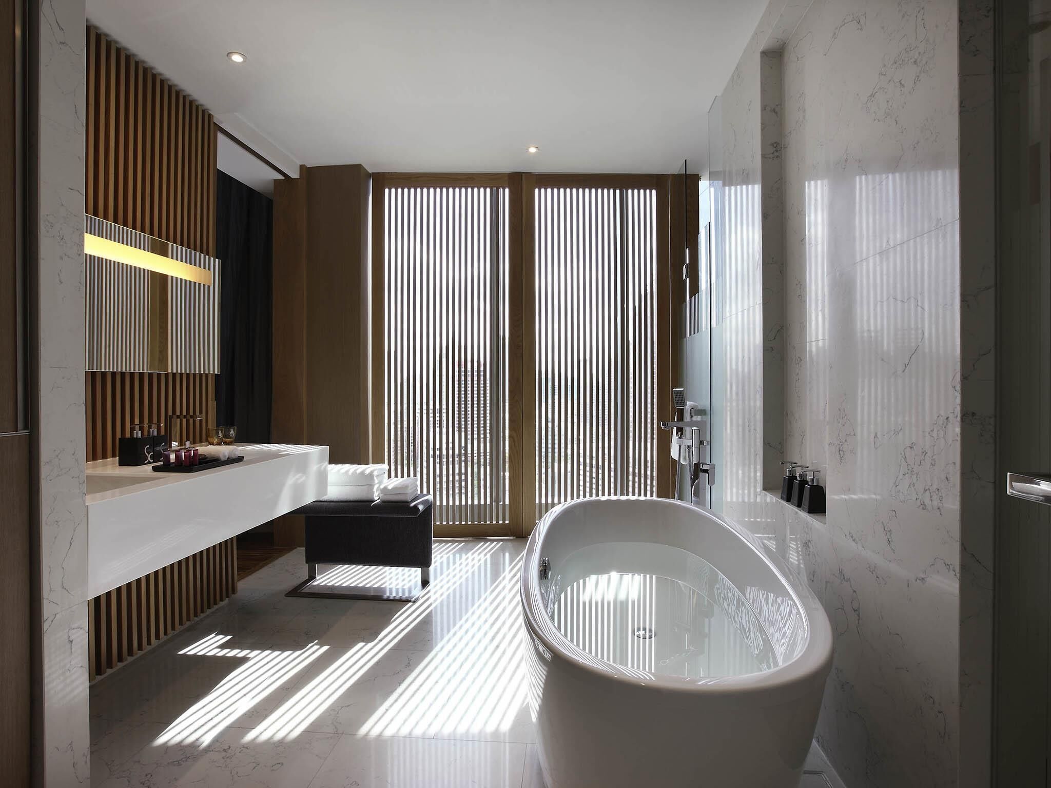 Signature Studio, 1 King Bed, Club Lounge Access (SO) | Premium bedding, free minibar, in-room safe, individually decorated