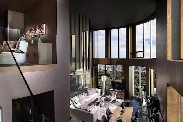 Suíte com design assinado, vista para o parque (SO VIP Duplex) | Roupas de cama premium, frigobar (abastecido com itens grátis)