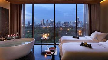 Sauna, hot tub, steam room, body treatments, aromatherapy