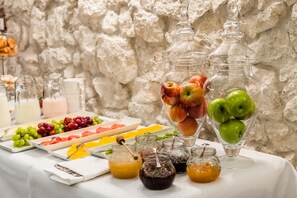 Daily buffet breakfast for a fee - Queen Boutique Hotel (Kraków)