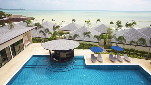 A pool area with a view of the beach, lounge chairs, umbrellas, and a bar area. - Samui Resotel Beach Resort (Koh Samui)