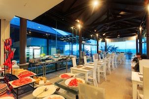 Daily buffet breakfast for a fee