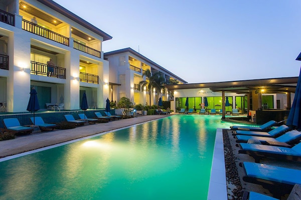 Ulkouima-allas avoinna 9.00–18.00, aurinkovarjoja, aurinkotuoleja