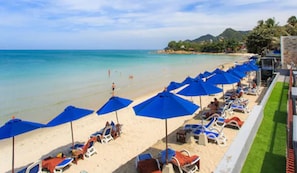 Privatstrand, weißer Sandstrand, Liegestühle, Sonnenschirme