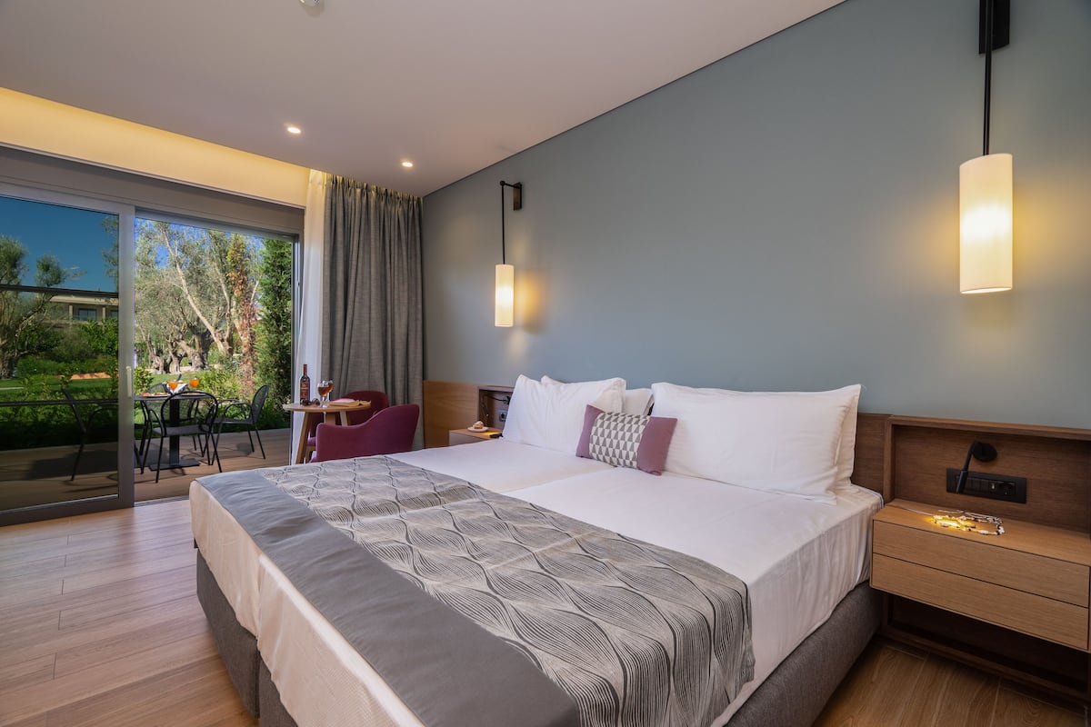 Phòng dành cho gia đình (Deluxe Asterias) | Minibar, két bảo mật tại phòng, bàn, phòng cách âm 